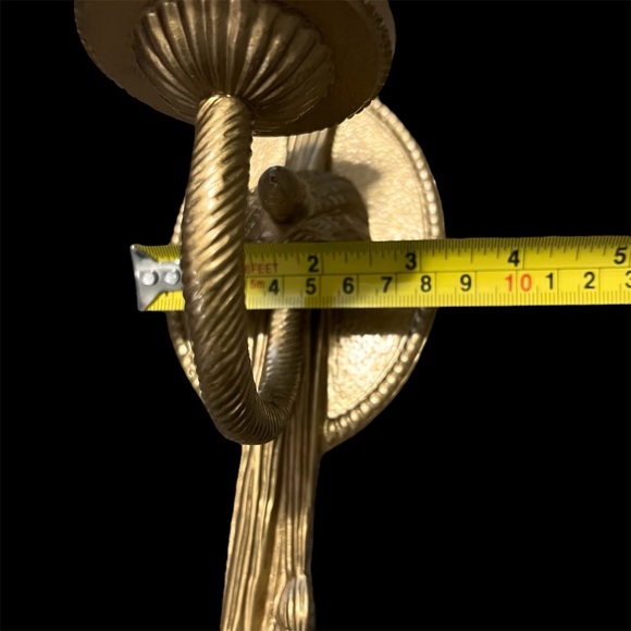 Vintage Heavy Brass wall candle sconce tassel, medallion sculpture - Picture 10 of 10